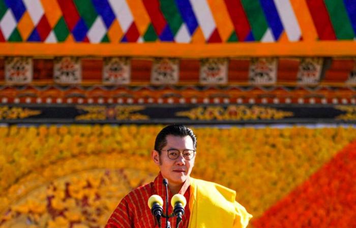 King Jigme Khesar, his heir, his father, the queens, princes and princesses of Bhutan gathered for the national day