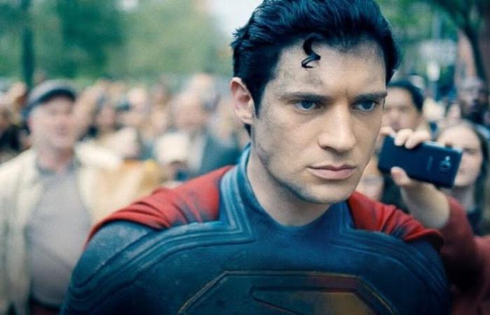 Superman shows himself with the first official trailer in Italian