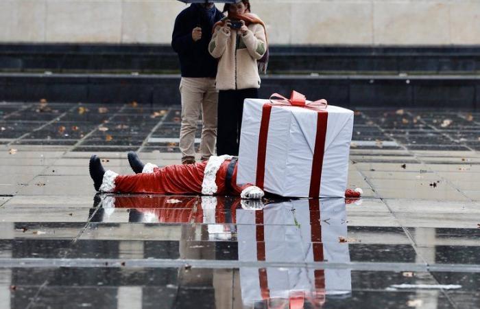 Santa Claus crushed under a huge gift: the new shocking sculpture by Toulouse artist James Colomina in Paris