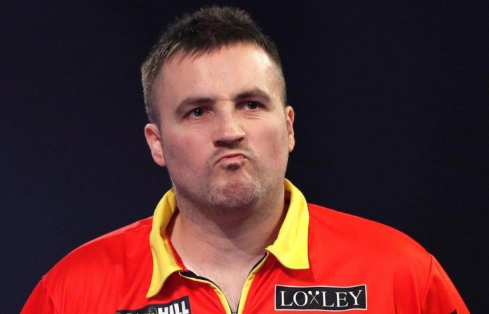 Former darts star reveals what happens when they go off stage between sets at World Championship