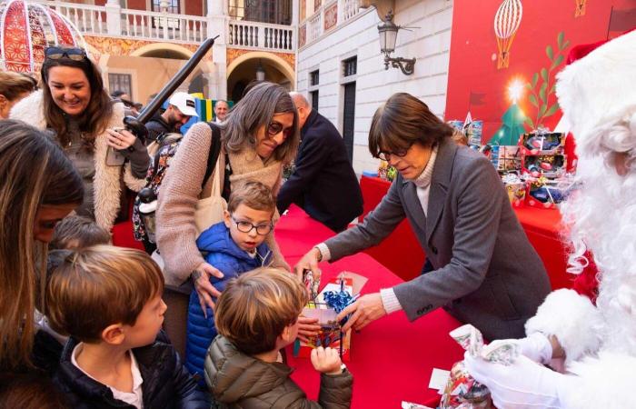 Jacques and Gabriella of Monaco in Christmas colors to distribute gifts to the children of the Principality