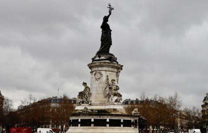 Santa Claus crushed under a huge gift: the new shocking sculpture by Toulouse artist James Colomina in Paris