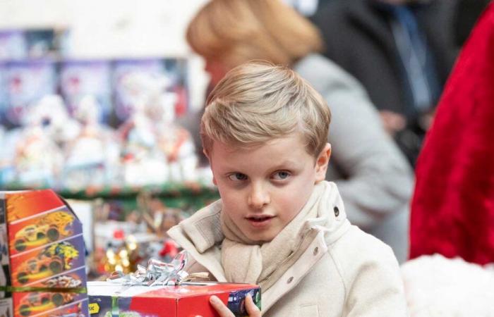 Jacques and Gabriella of Monaco in Christmas colors to distribute gifts to the children of the Principality