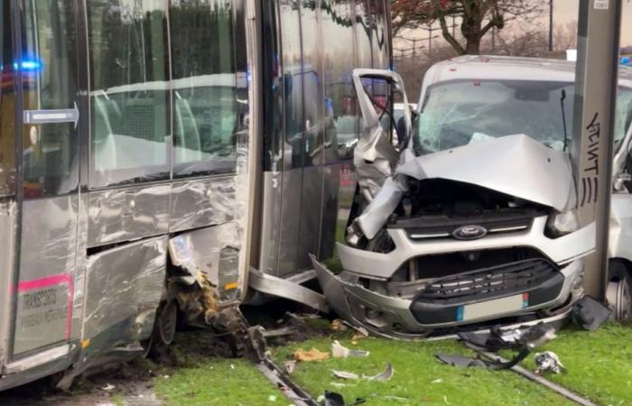 A spectacular accident between a tram and a van seriously disrupts the Bordeaux transport network