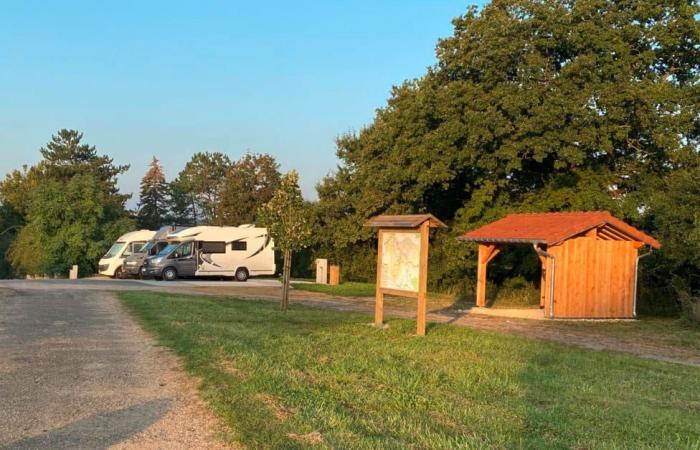 An exemplary and free motorhome area surrounded by nature in Ville-sur-Yron, east of Metz