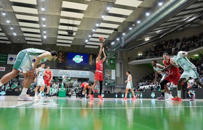 the basketball match interrupted for several minutes by incidents in the stands