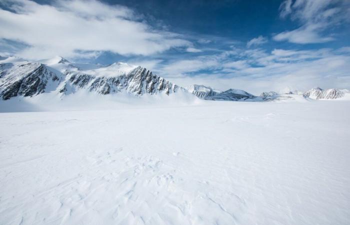 Discover the secrets of Enigma Lake, a time capsule hidden in the heart of Antarctica!