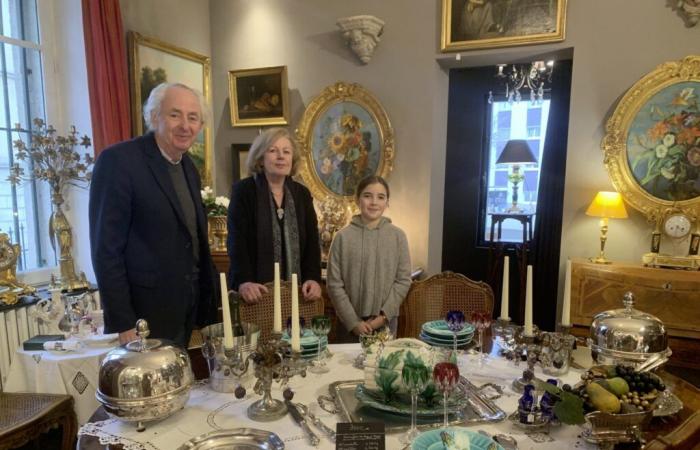 antique dealers come to the table