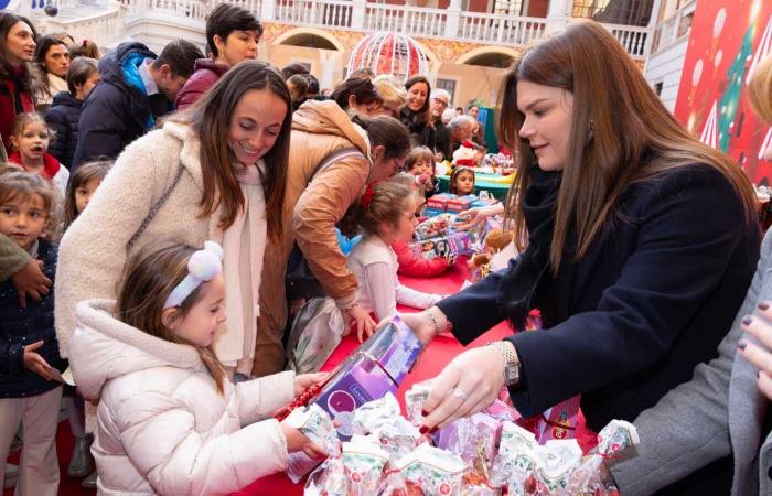 Jacques and Gabriella of Monaco in Christmas colors to distribute gifts to the children of the Principality