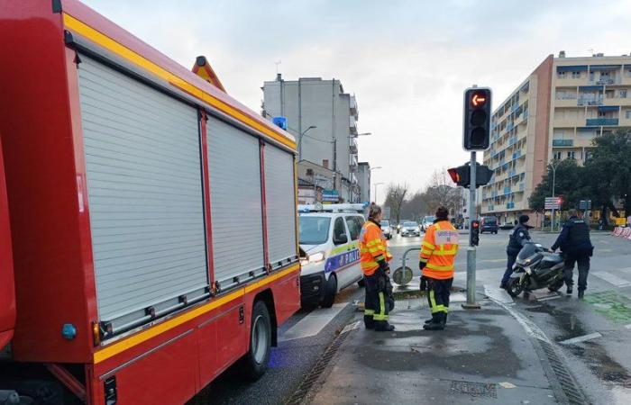 Violent shock at the intersection: a scooter thrown against a gantry, the injured driver hospitalized