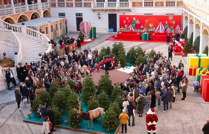 Jacques and Gabriella of Monaco in Christmas colors to distribute gifts to the children of the Principality