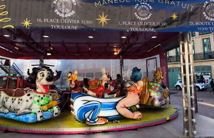 A carousel offered to children for Christmas, this beautiful tradition which continues at Place Olivier, in Toulouse