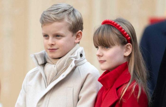 Jacques and Gabriella of Monaco in Christmas colors to distribute gifts to the children of the Principality