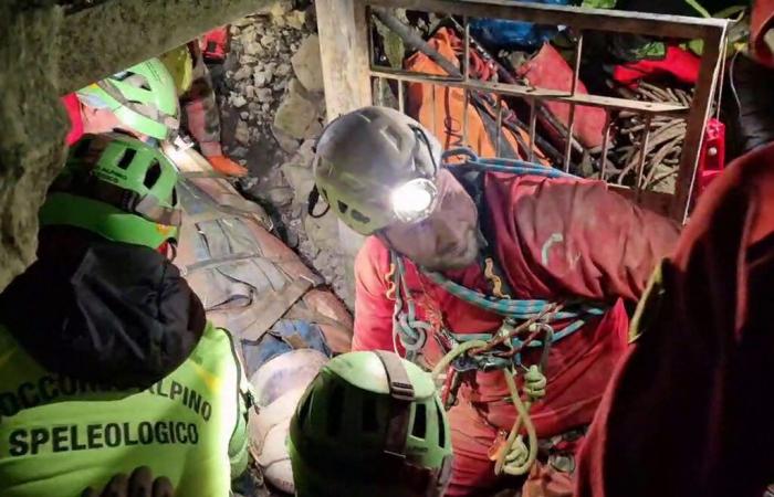 Exceptional images of the miraculous rescue of a speleologist stranded for 75 hours