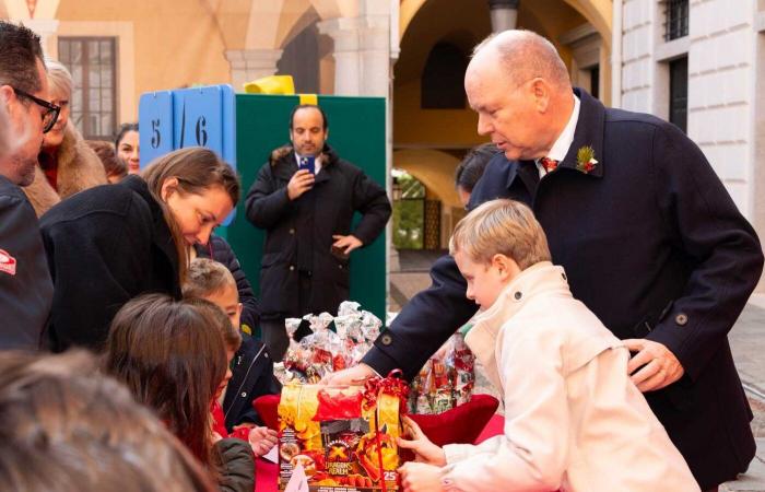 Jacques and Gabriella of Monaco in Christmas colors to distribute gifts to the children of the Principality