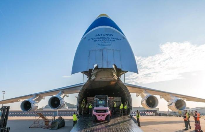 leaving Istres, the plane carrying relief equipment arrived in the area