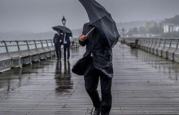 Met Office issues urgent yellow warnings for brutal gales battering nearly all parts of UK | Weather | News