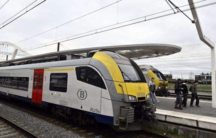 A controller says “hello” on a train in Flanders… Scandal in the country