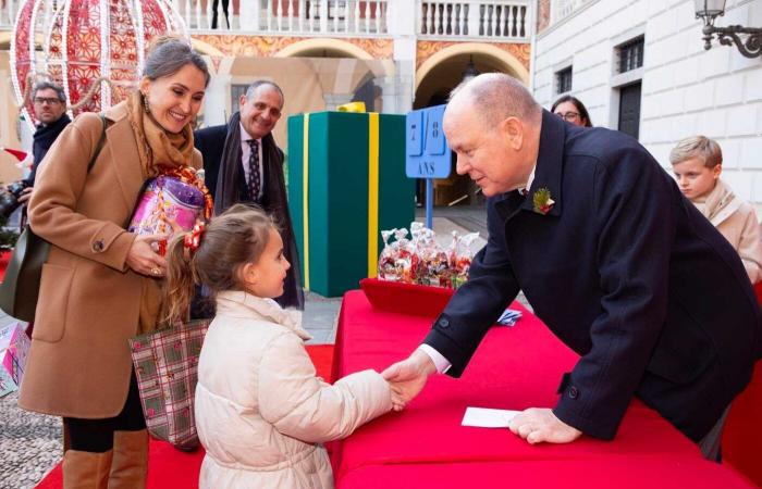 Jacques and Gabriella of Monaco in Christmas colors to distribute gifts to the children of the Principality