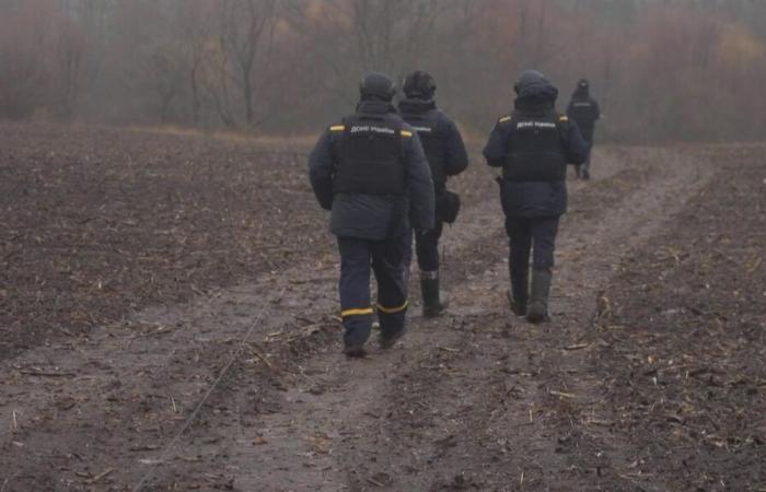 when France trains Ukrainian demining divers