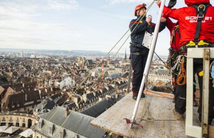 Dijon. We met the stunt Santa who will come down from the Philippe-le-Bon tower on Tuesday ﻿