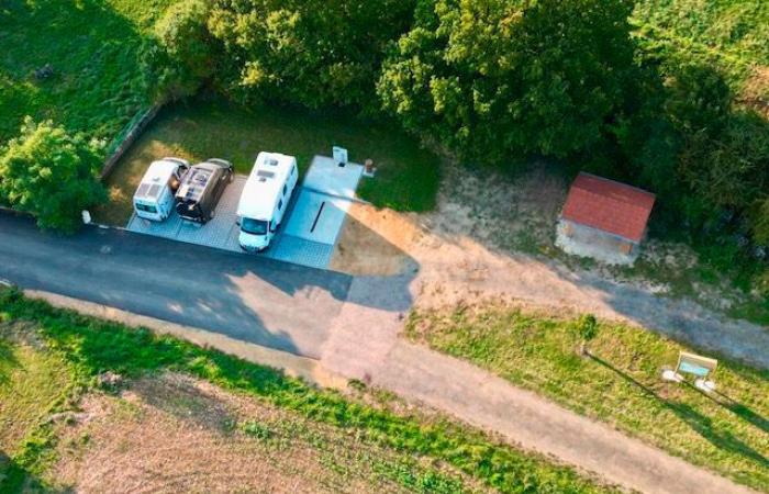 An exemplary and free motorhome area surrounded by nature in Ville-sur-Yron, east of Metz