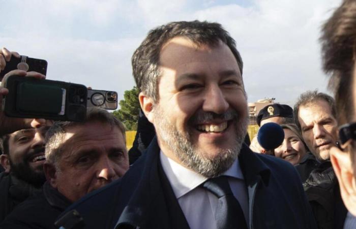 The tight smiles, the anxiety, the hugs after the sentence. Salvini: “Defending the borders is not a crime”