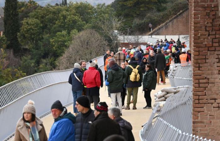 They are the first Albigensians to take the footbridge