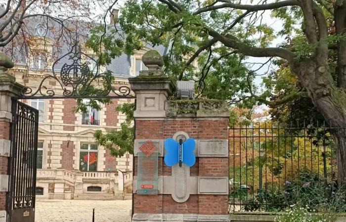 In Courbevoie, the butterfly sign “Library” was installed