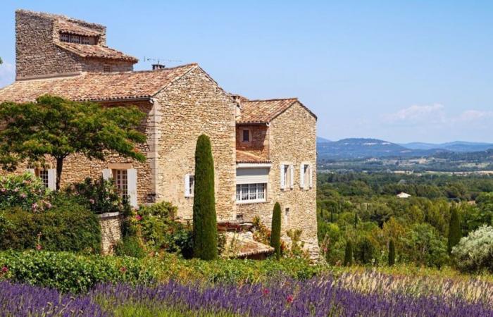 Hugh Grant reveals his pretty house in the south of France, his neighbor is also a well-known actress