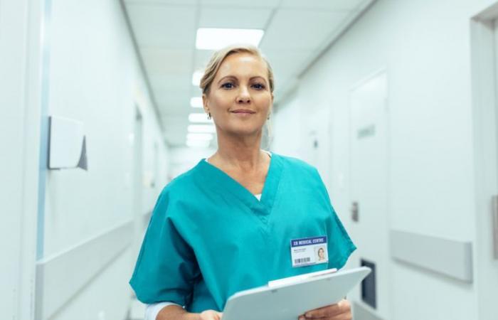 The number of nurses in hospitals decreasing between 2019 and 2022