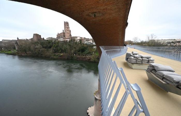 They are the first Albigensians to take the footbridge