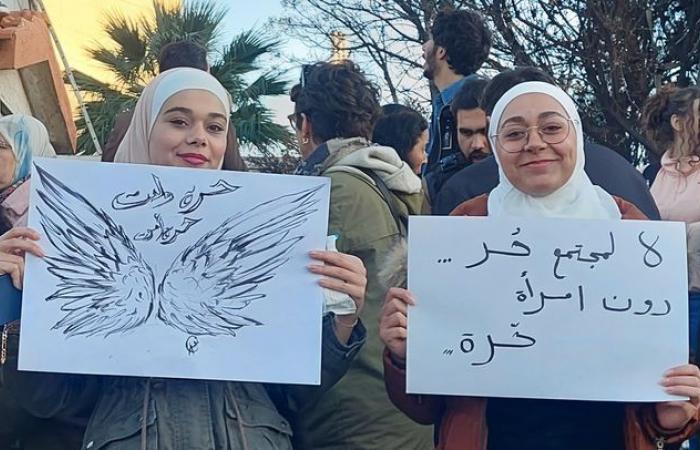 Hundreds of people demonstrate in Damascus for the freedom of women and minorities