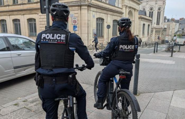 How does the municipal police work in Angers?