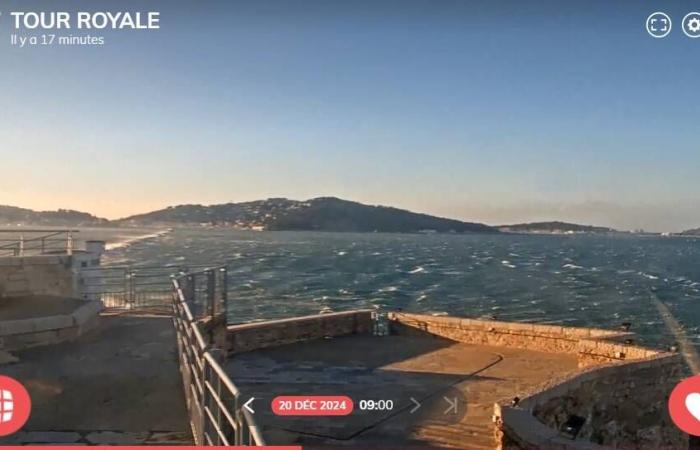 The port of Toulon closed due to very violent winds