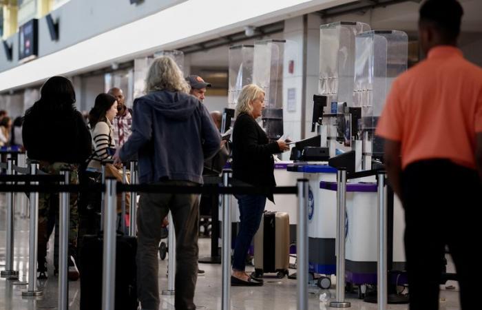 The US agency warns that the extension of the government shutdown could lead to long queues at airports