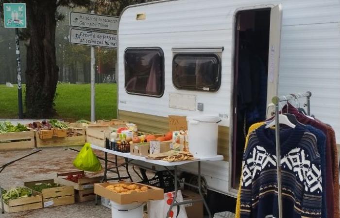 Standoff between a mobile solidarity grocery store and the city of Angers