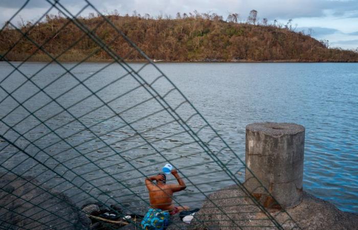 deprived of water, Mahorais resupply themselves at the river or by the sea