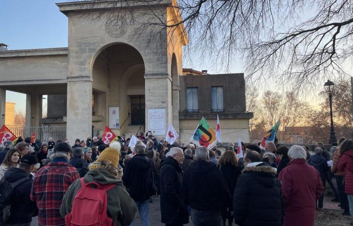 ARLES Supporters of the Human Rights League invite themselves to the municipal council