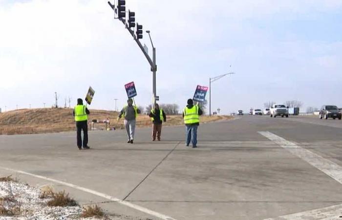 Amazon workers picket in Bondurant