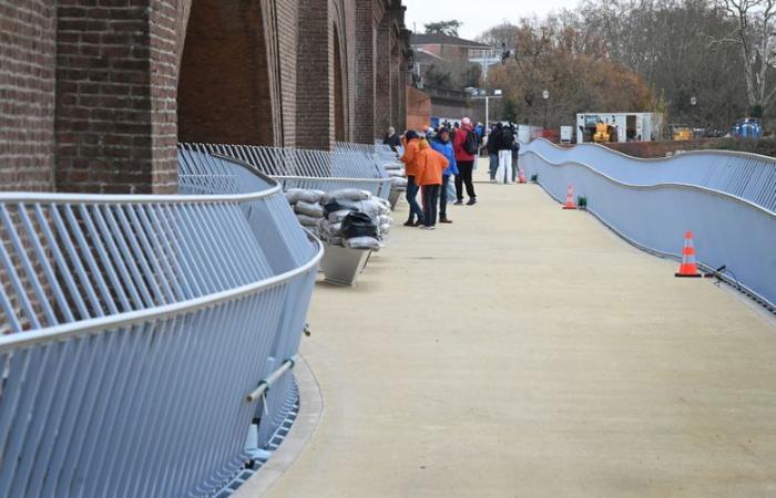 They are the first Albigensians to take the footbridge