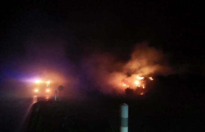 “Wall of idiots”: a fire breaks out on the bales of straw and hay stored at the entrance to Auch