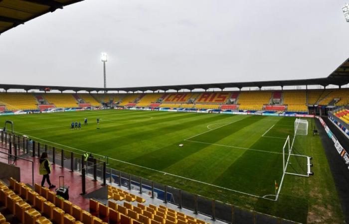 the Épopée stadium very close to a sold-out crowd for Strasbourg