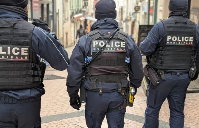 How does the municipal police work in Angers?