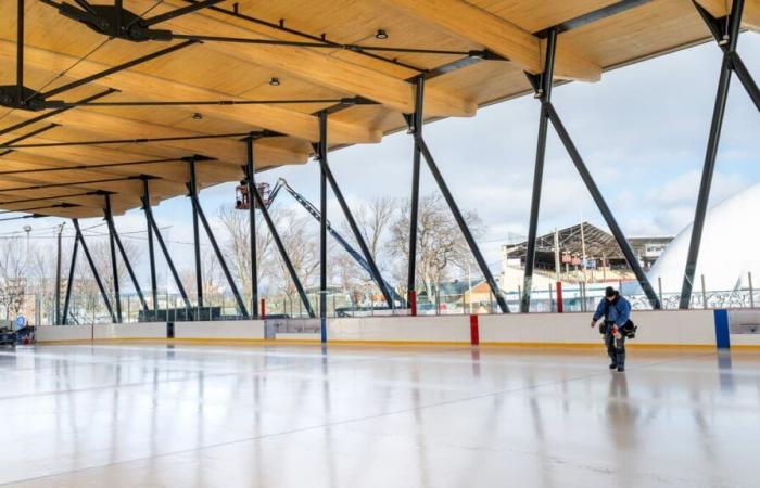 The Victoria Park ice rink will be ready on December 23… with its CH logo