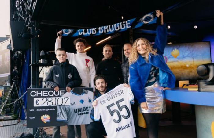 Maxim De Cuyper and mini Club Brugge delegation hand over a nice check for De Warmste Week