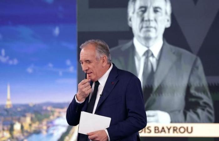 François Bayrou tries to dramatize the moment to bring people together, but struggles to convince