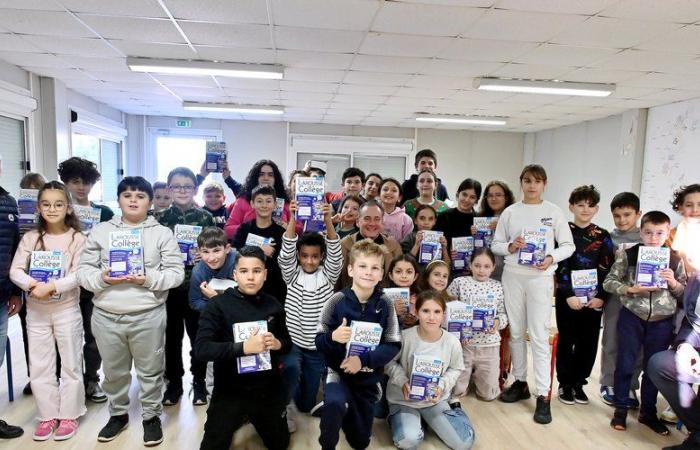 The mayor of Narbonne and his deputies distributed dictionaries to schoolchildren