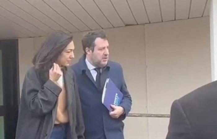 Salvini and that hug to his girlfriend in tears after the sentence