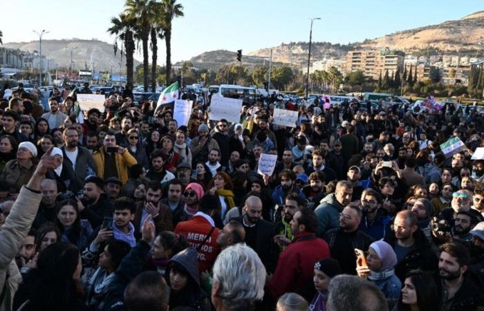 Hundreds of people demonstrate in Damascus for the freedom of women and minorities